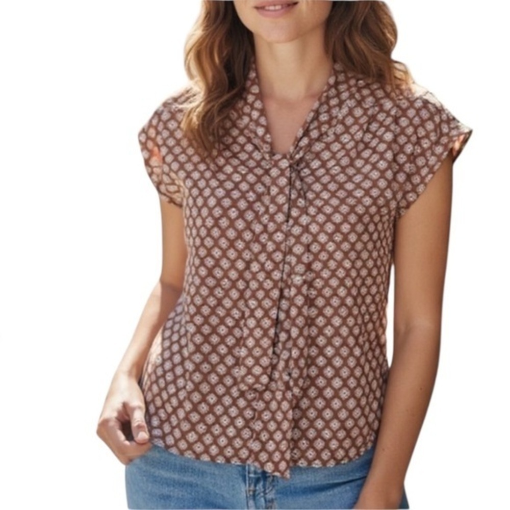 Pleione Woman’s Tan and White Bow Tie Sleeveless Blouse